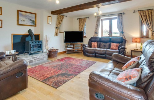 Brecon House | Ysgubor y Mynydd - Three Bedroom House, Sleeps 8
