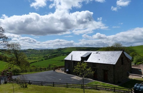 Brecon House | Ysgubor y Mynydd - Three Bedroom House, Sleeps 8