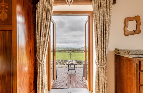 Tywyn House | Ysgubor y Waun - Three Bedroom House, Sleeps 6