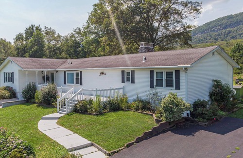 Gardiner House | Yuzu-stunning mountain views family home with a hot tub and a camper, sleeps 15