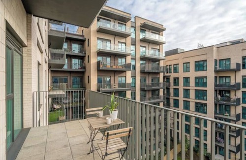 Canning Town South Apartment | Yves Klein Inspired Modern 2BR River view flatnn