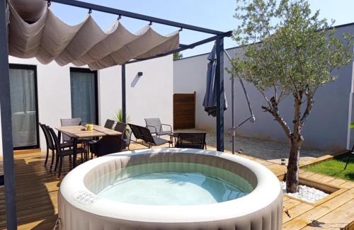 Bouguenais Villa | Zéphyr - Maison 3 Chambres avec jacuzzi - Proche aéroport et Nantes