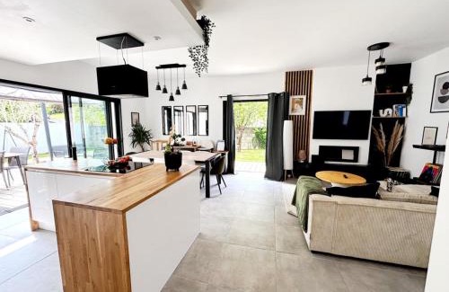 Bouguenais Villa | Zéphyr - Maison 3 Chambres avec jacuzzi - Proche aéroport et Nantes