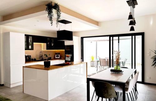 Bouguenais Villa | Zéphyr - Maison 3 Chambres avec jacuzzi - Proche aéroport et Nantes