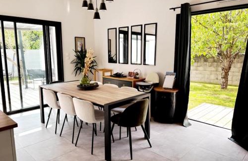 Bouguenais Villa | Zéphyr - Maison 3 Chambres avec jacuzzi - Proche aéroport et Nantes