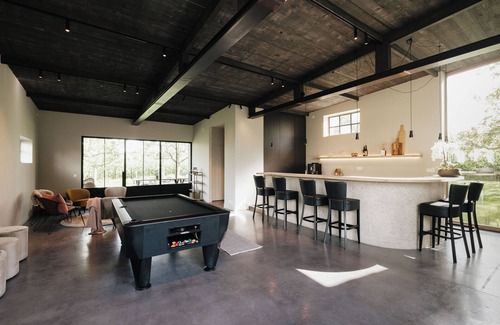 Haasdonk House | Zalige Schuur! Nieuw Sinds Zomer 2024. Bar, Biljart, Hottub en een Grote Tuin!