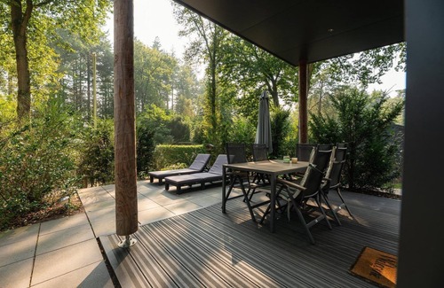 Lieren House | Zand Lodge is a charming chalet for 6 people in the Veluwe, featuring a warm wooden interior, a fully equipped kitchen, and a covered terrace.