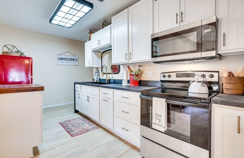 Zanesville Apartment | Zanesville Apartment w/Porch - 3 Mi to Downtown!
