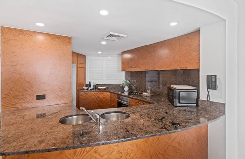 Mooloolaba Apartment | Zanzibar 505 amazing beachfront resort apartment withm pool , spa and access to gym