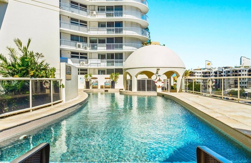 Mooloolaba Apartment | Zanzibar 505 amazing beachfront resort apartment withm pool , spa and access to gym