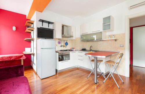 Zona Zara Apartment | Zara Cozy Apt with Balcony - 250m from M5 Istria