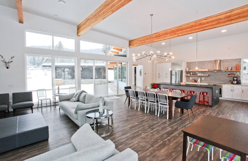 Leavenworth House | ZayLy Lodge: modern home with hot tub river views