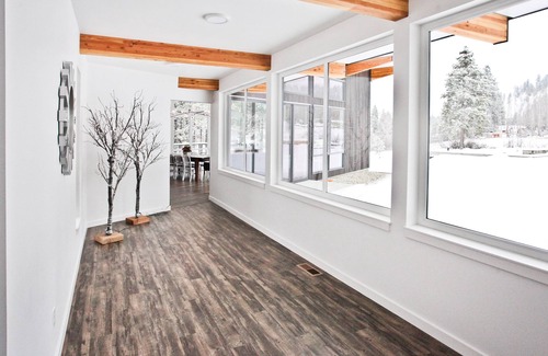 Leavenworth House | ZayLy Lodge: modern home with hot tub river views