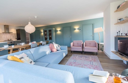 Ballum House | Zeekraal is a renovated house on Roosdunen (Ballum) near the forest and outdoor swimming pool.