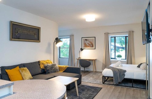 Chippendale Apartment | 'Zen Boutique' A Well-connected Studio with Parking