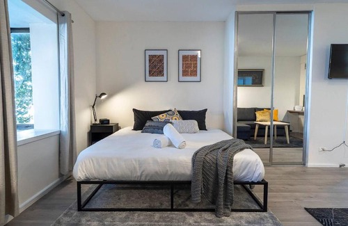 Chippendale Apartment | 'Zen Boutique' A Well-connected Studio with Parking