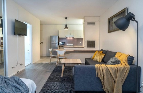 Chippendale Apartment | 'Zen Boutique' A Well-connected Studio with Parking