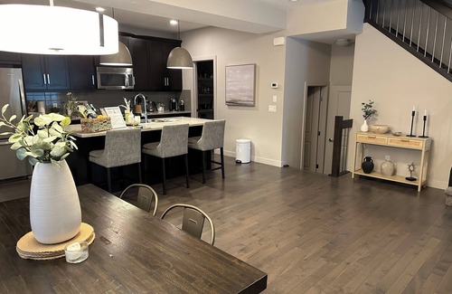 Crescent Heights House | Zen Den: Inner City 4-plex close to DT & Calgary Stampede