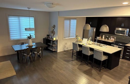 Crescent Heights House | Zen Den: Inner City 4-plex close to DT & Calgary Stampede