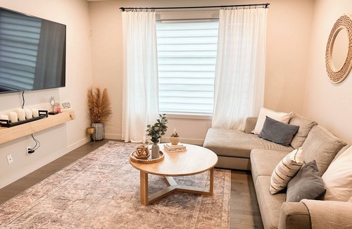Crescent Heights House | Zen Den: Inner City 4-plex close to DT & Calgary Stampede