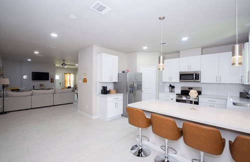 Conroe House | Zen Estates-Townhome for Small Group 3Br Modern Retreat Near Lake Conroe!