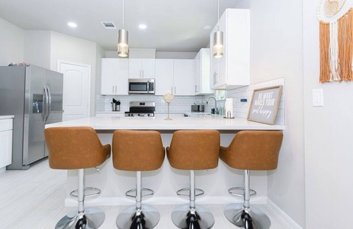 Conroe House | Zen Estates-Townhome for Small Group 3Br Modern Retreat Near Lake Conroe!