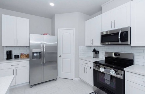 Conroe House | Zen Estates-Townhome for Small Group 3Br Modern Retreat Near Lake Conroe!