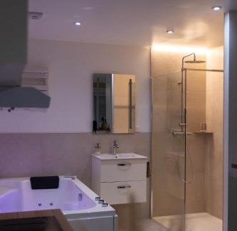 Moulins Apartment | Zen et Romantique Room - Harmonie