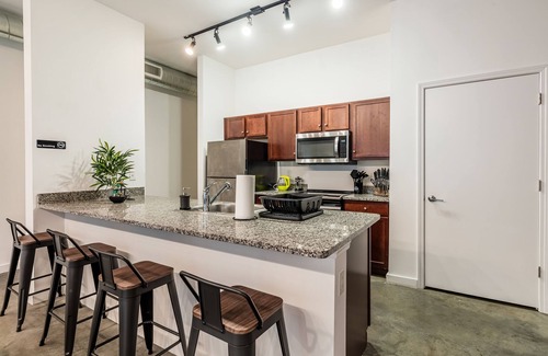 Downtown Memphis Apartment | Zen Garden KING SUITE downtown + POOL & GYM