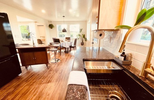 Amazon Apartment | Zen Garden Retreat, 2queen + 2full sized beds, near UO, fast Wi-Fi, sunset views