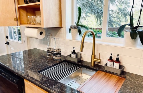 Amazon Apartment | Zen Garden Retreat, 2queen + 2full sized beds, near UO, fast Wi-Fi, sunset views