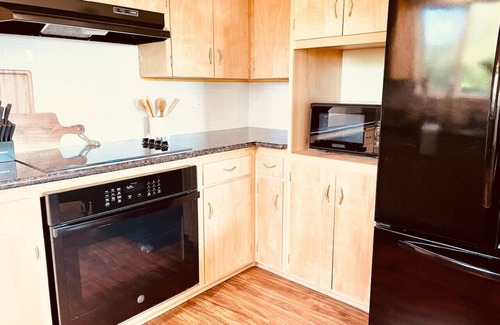 Amazon Apartment | Zen Haus Suite B · one-level, fast Wi-Fi, UO 1 mi