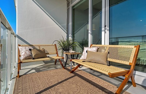 Hillhurst Apartment | Zen Hideaway in Trendy Kensington w Prkg