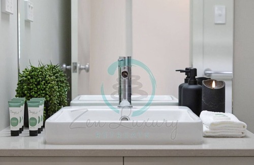 Zuccoli House | ZenLux Elegant Escape ~ Pool ~ BBQ ~ Corporate