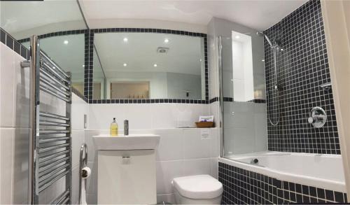 Fowey Apartment | Zephyr - Bright Modern Apartment for Two