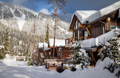 Whitefish House | ZERO steps from patio to ski/hiking trail! Contact owner for just in time deals.