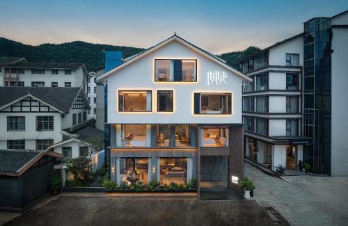 Wulingyuan Hotel | Zhangjiajie National Park RU Hotel-Free one way pick up service over 2 night,Free fresh coffee,Attraction Tickets Serivce in advance