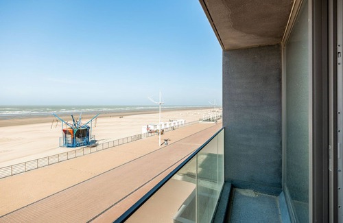 Koksijde-Bad Apartment | Zilverzand 202 located directly on the beach