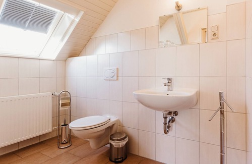 Rotacker Apartment | Zimmer 10 - Rebentisch - Hotel Ferienwohnungen Restaurant