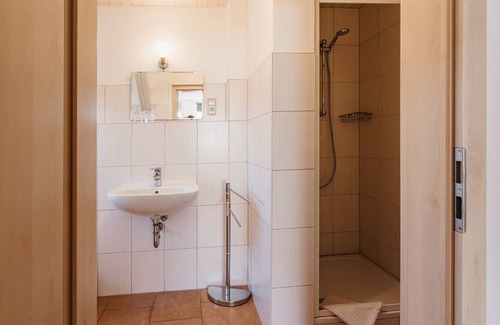 Rotacker Apartment | Zimmer 10 - Rebentisch - Hotel Ferienwohnungen Restaurant