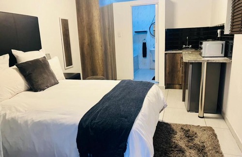 Emalahleni House | Zindiza Guesthouse