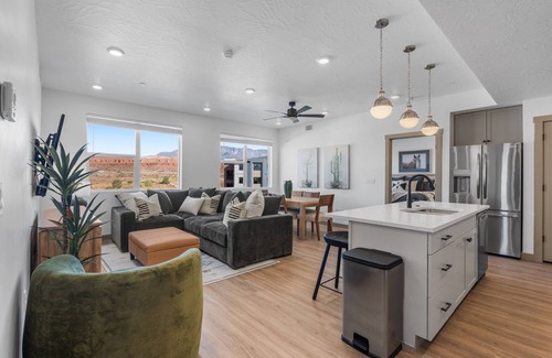 Green Springs Condo | Zion Vista Retreat | 30 Min to Zion | Resort-Style Pool + Water Slide