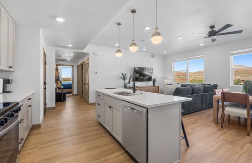 Green Springs Condo | Zion Vista Retreat | 30 Min to Zion | Resort-Style Pool + Water Slide