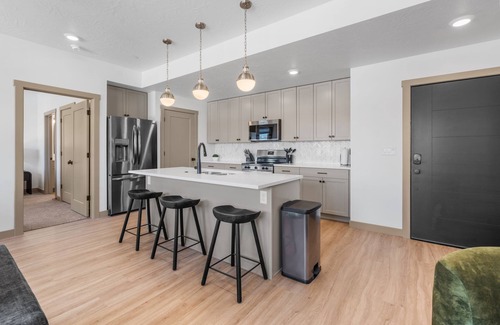 Green Springs Condo | Zion Vista Retreat | 30 Min to Zion | Resort-Style Pool + Water Slide