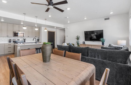 Green Springs Condo | Zion Vista Retreat | 30 Min to Zion | Resort-Style Pool + Water Slide