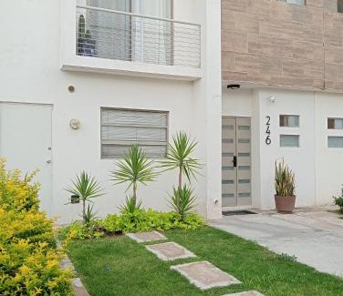 Torreon House | Zona TSM 2 habitaciones 2 camas 1 sofa cama circuito privado casa completa con todas las comodidades para trabajar o descansar en familia