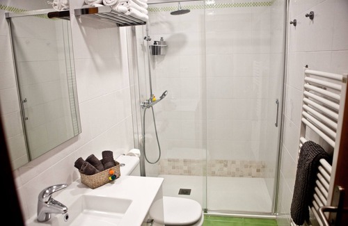 Castanos Apartment | Zubigane cozy apartment in Bilbao by the River & parking space