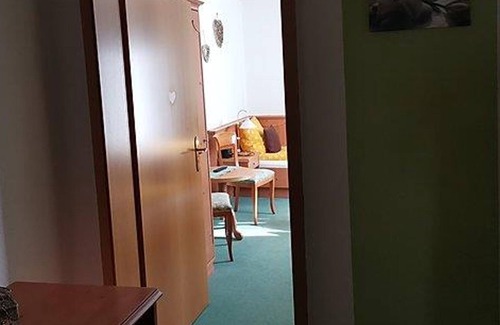 Fichtelberg House | Zweibettzimmer, Dusche, WC, 1 Schlafraum - Wild West Gasthaus