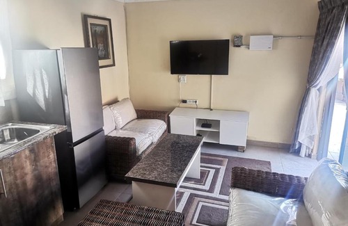Greater Johannesburg Metropolitan Area House | Zwelibanzi Guesthouse and Tourism