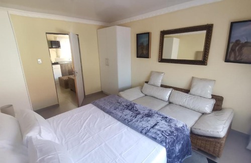 Greater Johannesburg Metropolitan Area House | Zwelibanzi Guesthouse and Tourism